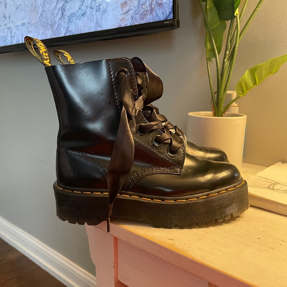 Dr. Martens - Platform with Ribbon Laces